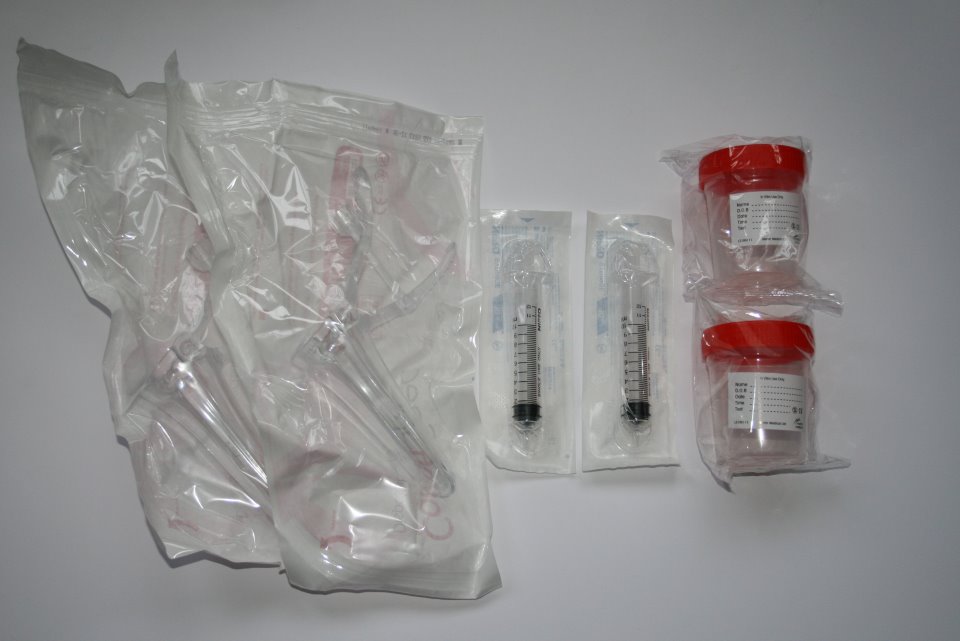 Basic home insemination kit to buy featuring two speculums, 2 syringes, 2 specimen cups 