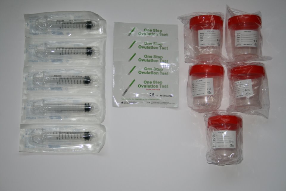 Deluxe home insemination to buy featuring 5 specimen cups, 5 syringes and 5 ovulation tests
