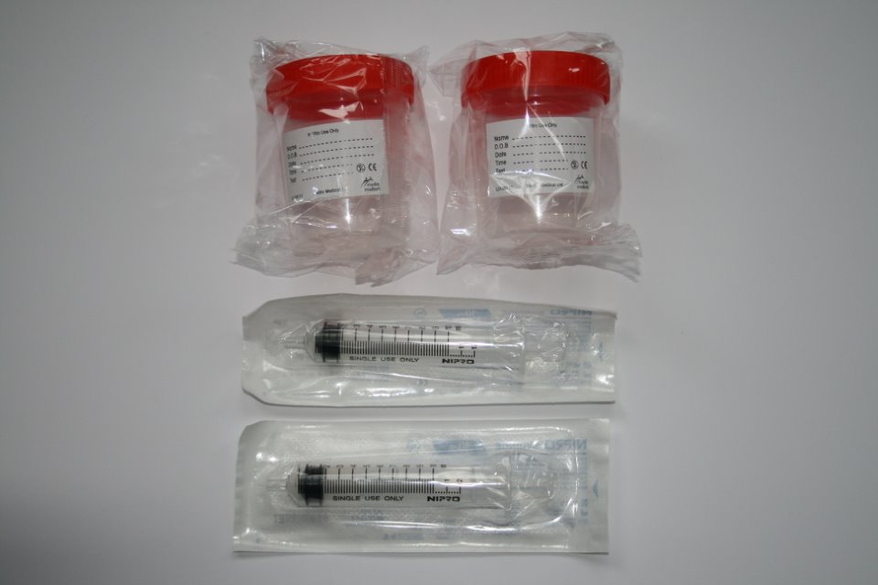 Double home insemination kit to buy featuring 2 specimen cups and 2 syringes