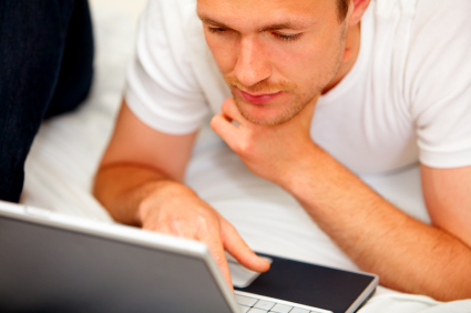 White man on laptop looking at sperm donor networking
